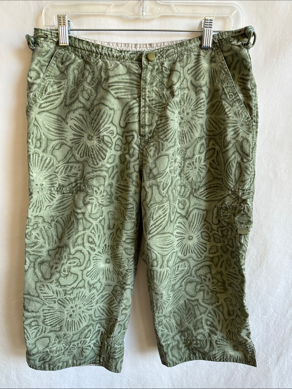 Columbia sage green floral print capris pants, size M